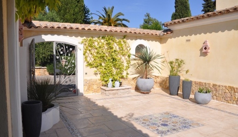 07 luxury holiday home la colle sur loup patio
