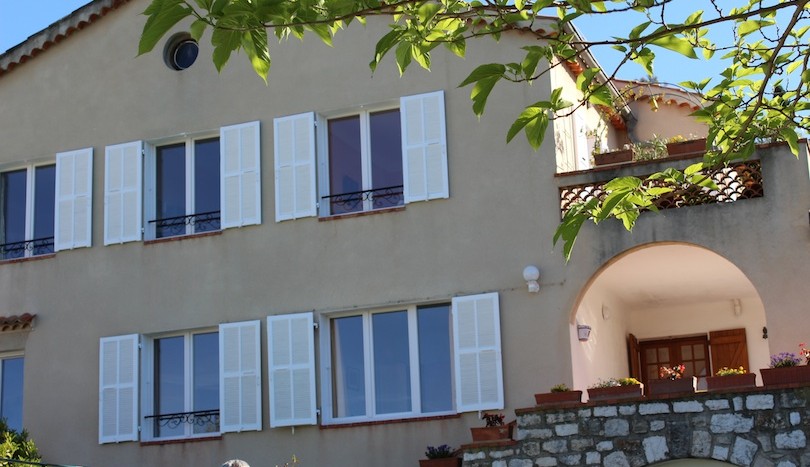 07 lovely ground floor apartment Vence front of house