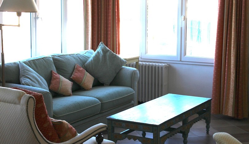 14 lovely ground floor apartment Vence sititng room