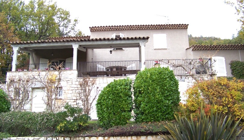 19 Sue's home vence front of house