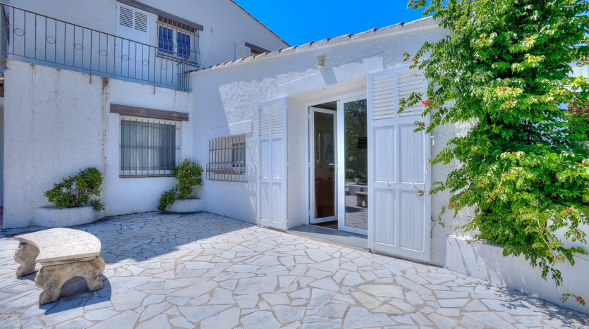 Villa-st-paul-master-bedroom-terrace
