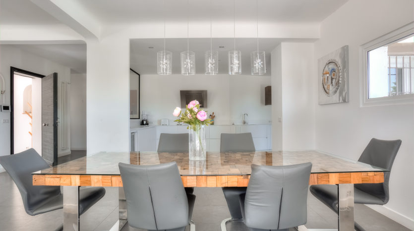 Villa-st-paul-dining-room